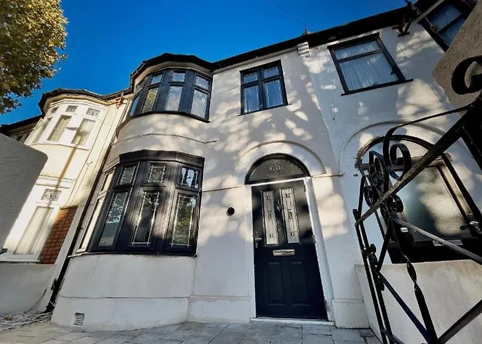 3 Bed Townhouse By Harlington