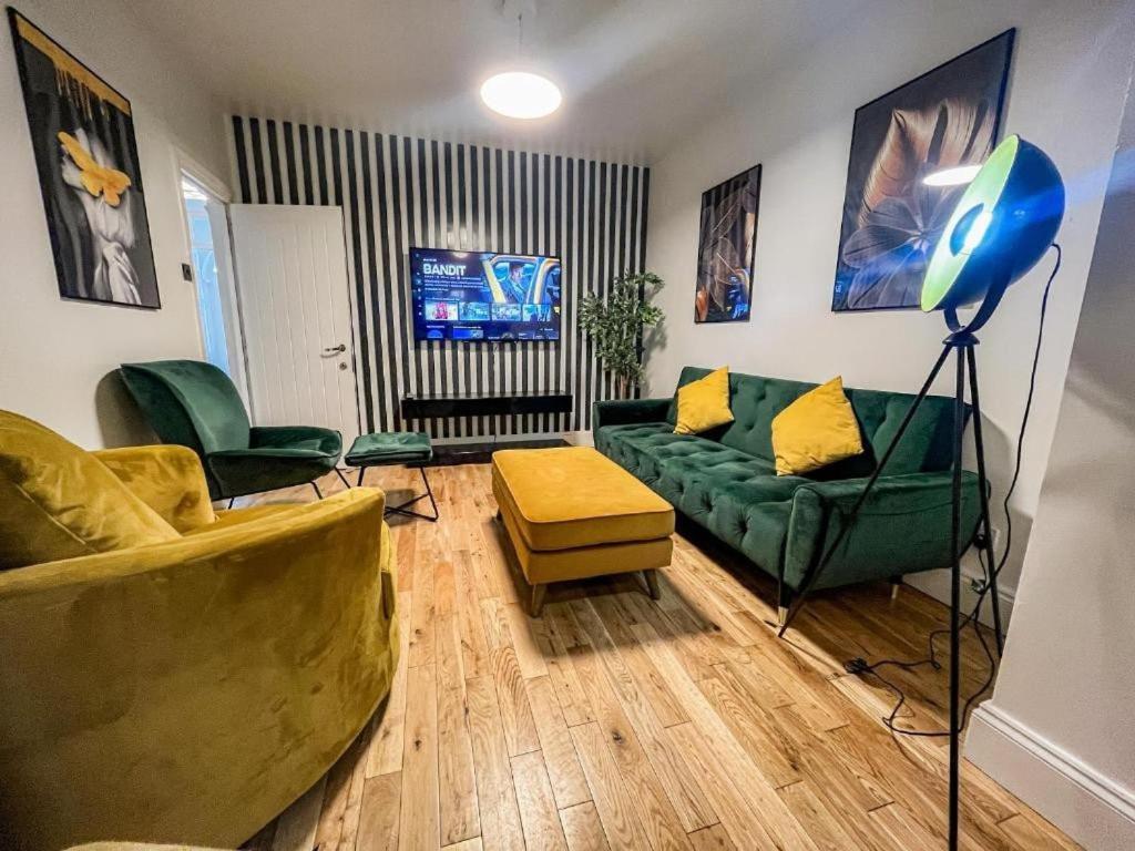 3 Bed Townhouse By Harlington Appartamento Londra
