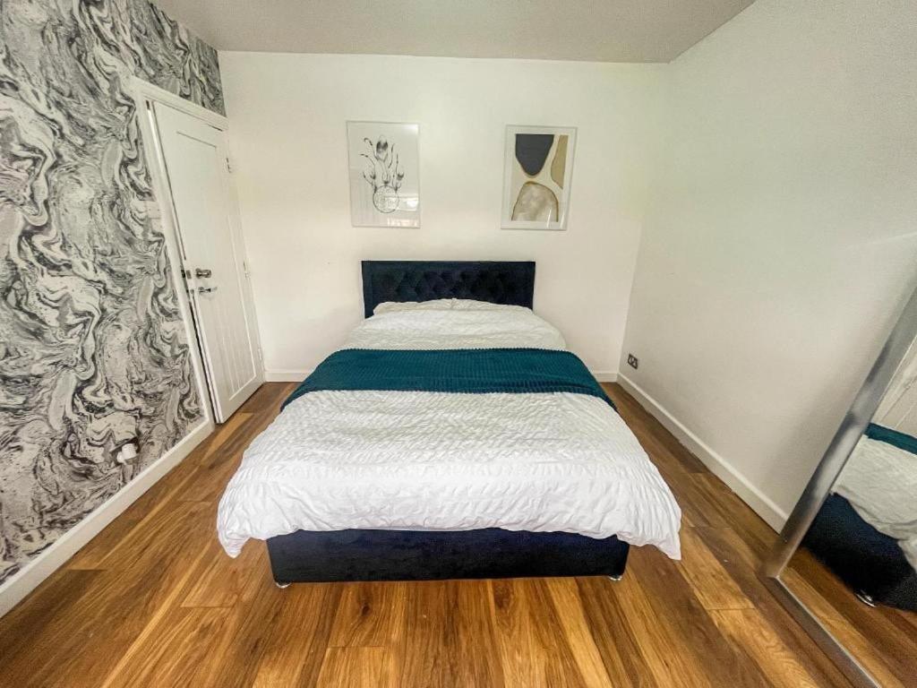 3 Bed Townhouse By Harlington * Londra