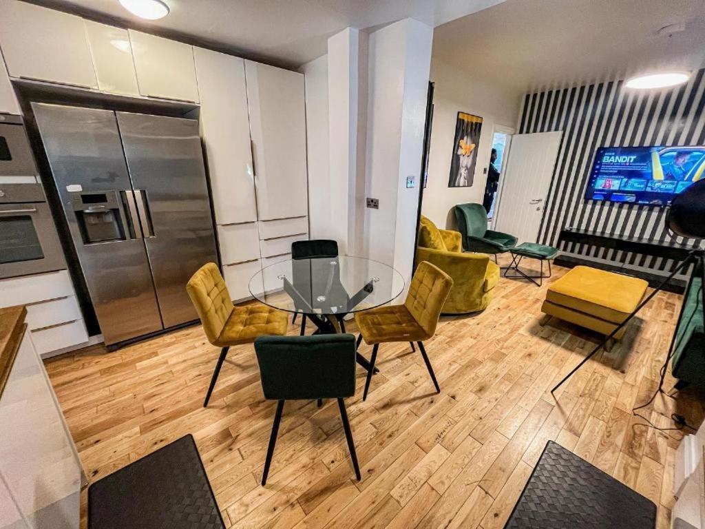 3 Bed Townhouse By Harlington * Londra