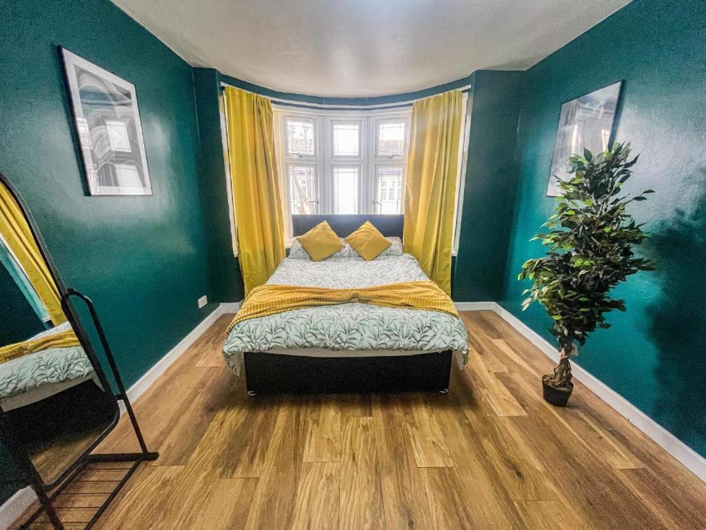 3 Bed Townhouse By Harlington Appartamento