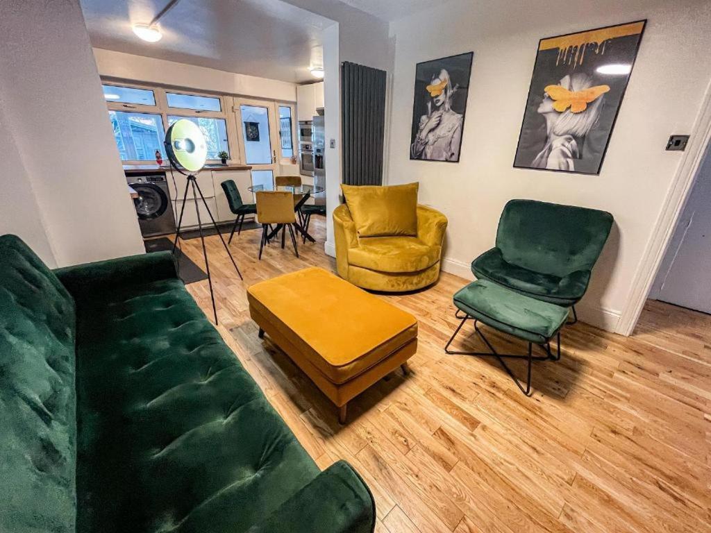 3 Bed Townhouse By Harlington Appartamento Londra