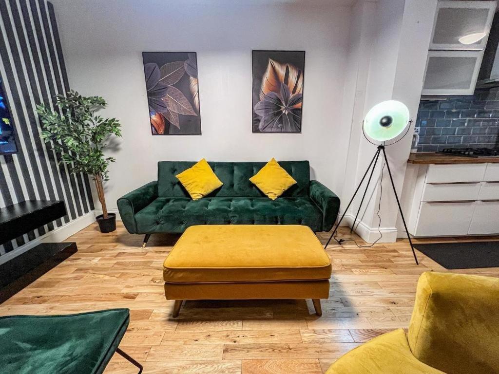 3 Bed Townhouse By Harlington Apartment *