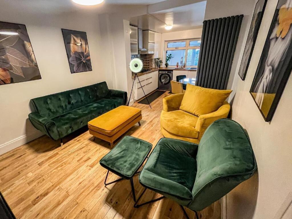 3 Bed Townhouse By Harlington Appartamento