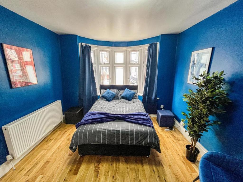 3 Bed Townhouse By Harlington Londra