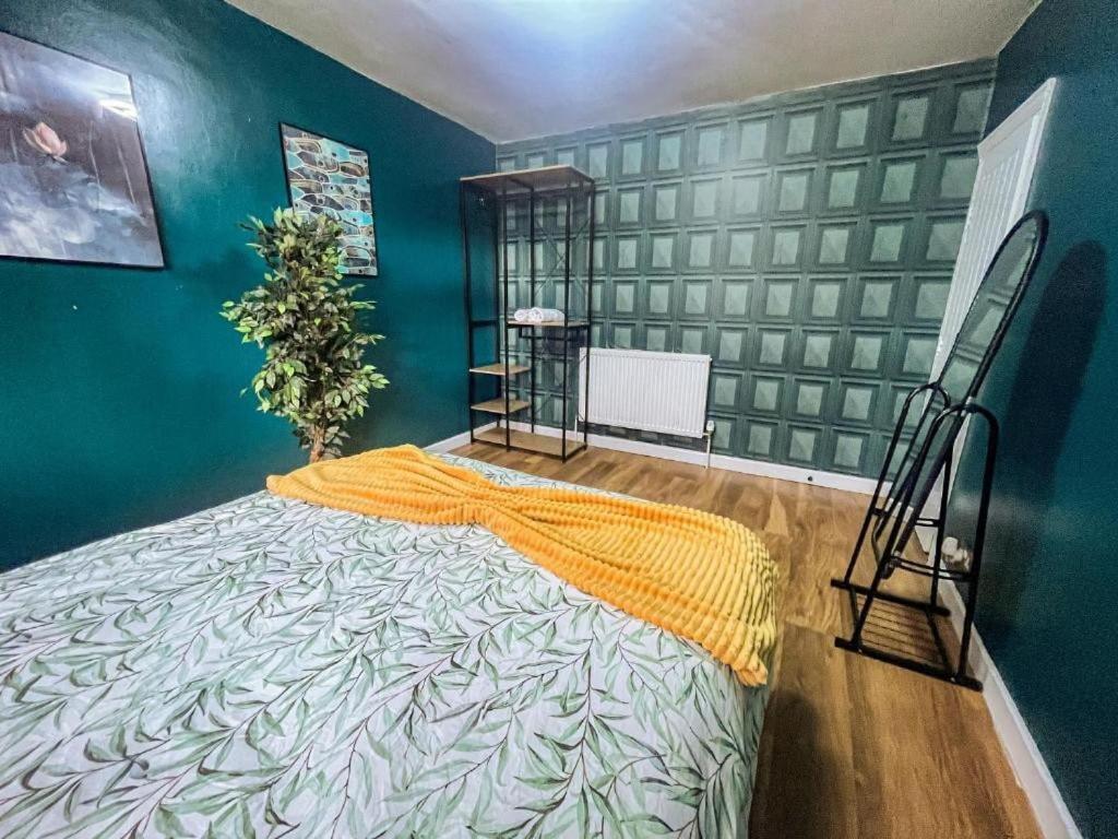 3 Bed Townhouse By Harlington Londra