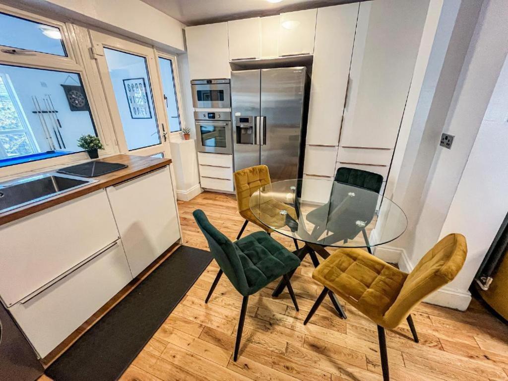 3 Bed Townhouse By Harlington * Londra