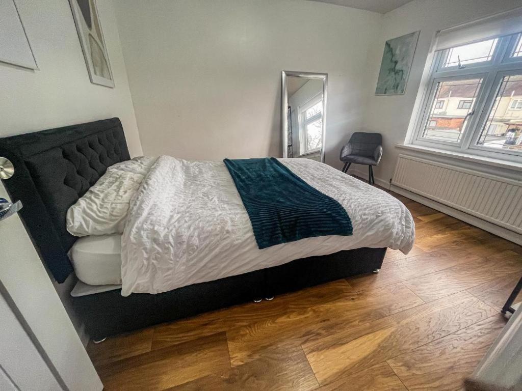 3 Bed Townhouse By Harlington * Londra