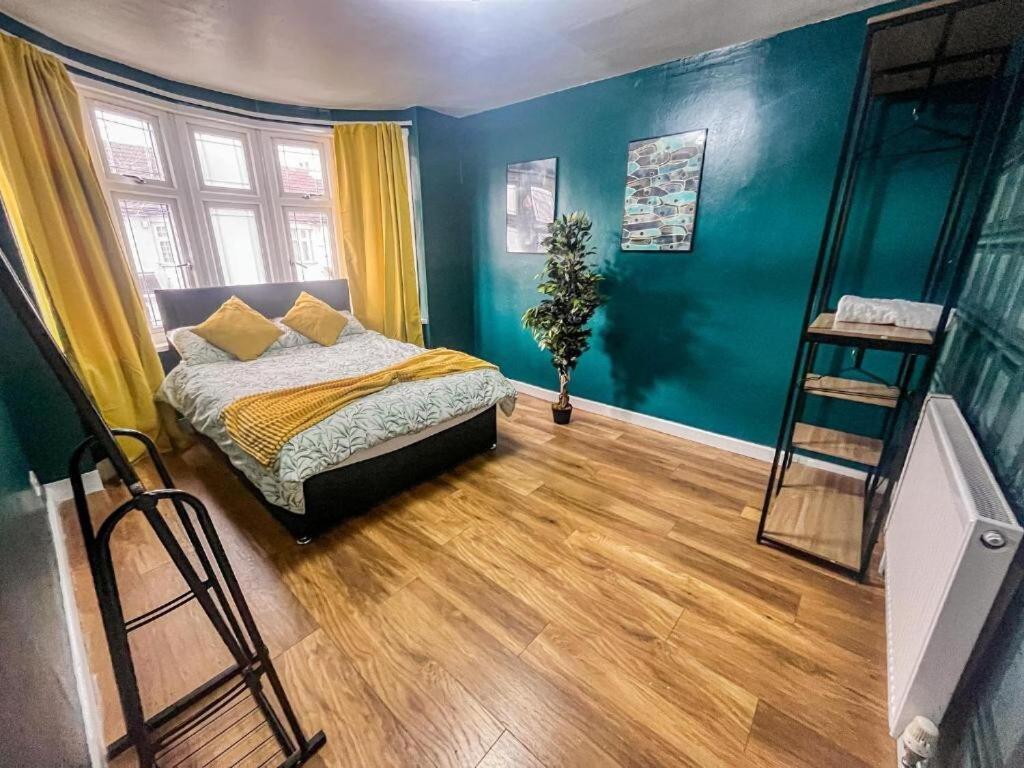3 Bed Townhouse By Harlington * Londra