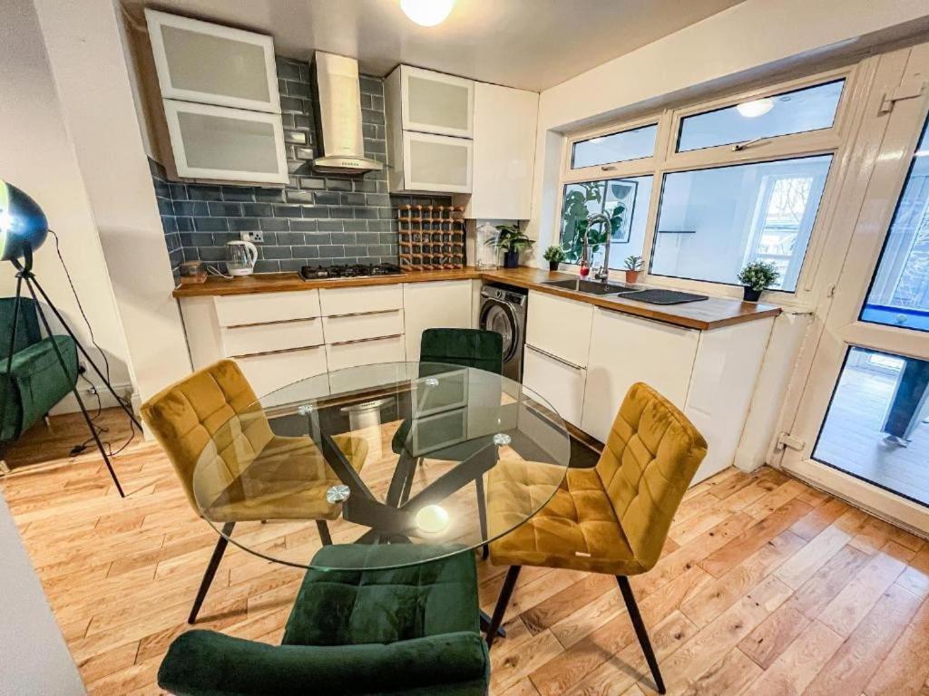 3 Bed Townhouse By Harlington Apartment *